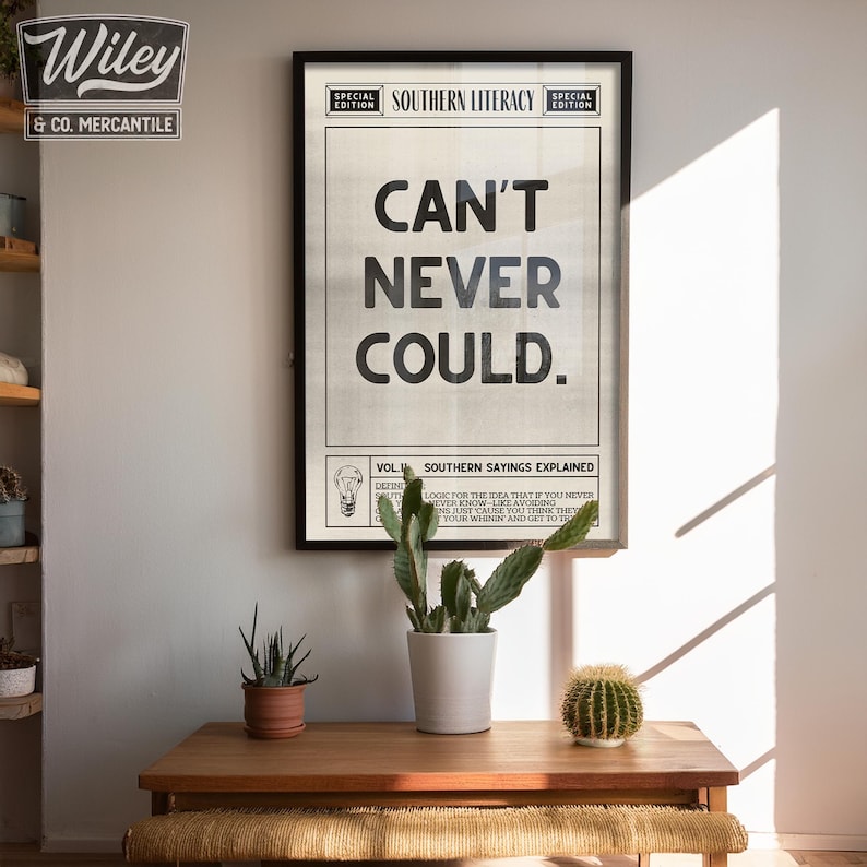 Pu&ograve; includere: Una stampa in bianco e nero con il testo "CAN'T NEVER COULD." La stampa &egrave; incorniciata e appesa a un muro bianco. Il testo &egrave; in un font in stile giornale e la stampa ha un aspetto vintage. La stampa fa parte di una serie chiamata "Southern Literacy" e include il testo "Southern Sayings Explained".