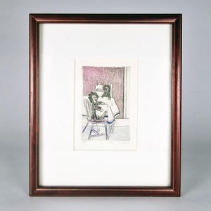 Op de afbeelding: Ingelijst kunstwerk met een grillige illustratie van twee figuren aan een tafel. Het kunstwerk zit in een donkerbruine lijst met een witte passe-partout. De illustratie is in zwart, wit en paars.