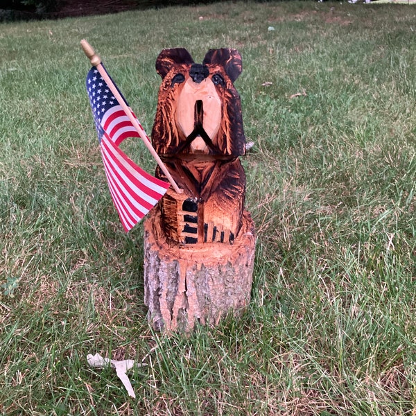 Kettensäge geschnitzter Bär mit amerikanischer Flagge