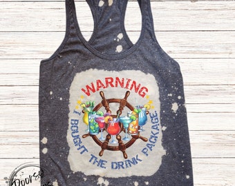 Op de afbeelding: Een grijs tanktop met een gebleekt ontwerp met een stuurwiel met een verscheidenheid aan kleurrijke cocktails eromheen. De tekst "WARNING I BOUGHT THE DRINK PACKAGE" staat rond het stuurwiel.