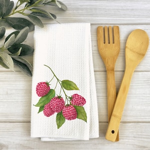 Puede incluir: Toalla de cocina blanca con una ilustración de acuarela de una rama de frambuesas rojas con hojas verdes.