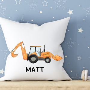 Puede incluir: Almohada blanca con una ilustración de una excavadora naranja y el nombre "MATT" impreso en negro.