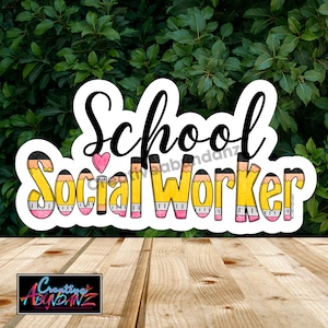 以下が含まれることがあります： 黒い筆記体で「School Social Worker」と書かれた白いステッカー。テキストは黄色の鉛筆のデザインで縁取られています。小さなピンクのハートが「Social」の単語の上にあります。