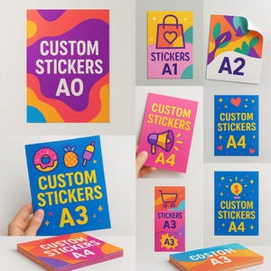 Peut inclure: Plusieurs modèles d'autocollants personnalisés de différentes tailles, dont A0, A1, A2, A3 et A4. Les autocollants présentent des fonds colorés et des illustrations. Le texte "CUSTOM STICKERS" est affiché sur les autocollants.