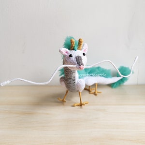 Dragón oriental, Haku amigurumi crochet de frente mirando hacia un lado patrón de dragón tejido