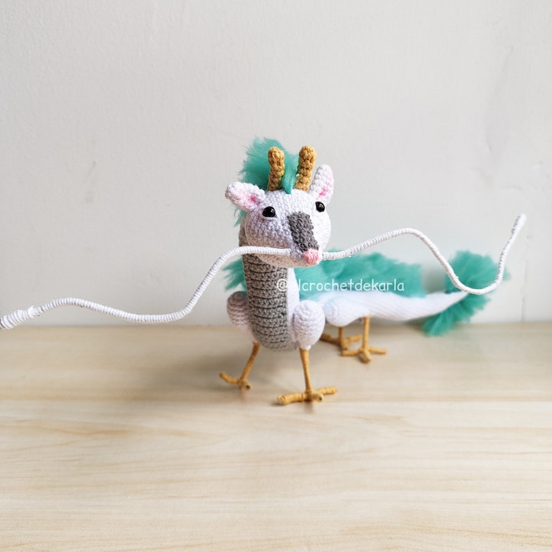 Dragón oriental, Haku amigurumi crochet de frente mirando hacia un lado patrón de dragón tejido