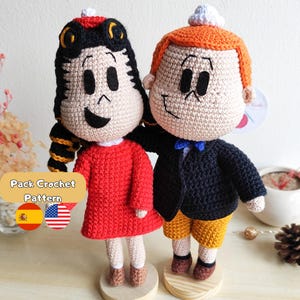 Puede incluir: Dos muñecos de ganchillo hechos a mano, uno con un vestido rojo y el otro con una chaqueta negra y pantalones cortos amarillos. Los muñecos tienen rasgos de dibujos animados con ojos negros y sonrisas. El texto "Pack Crochet Pattern" es visible.