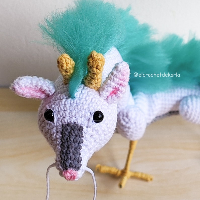 Dragón oriental, Haku amigurumi crochet mostrando su cara patrón de dragón tejido