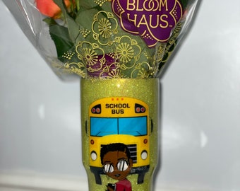 ¡Vaso personalizado! ¡Impresione al conductor del autobús de sus hijos con un vaso con sus iniciales, una imagen de dibujos animados y un número de autobús!