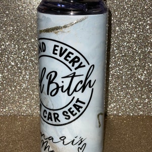 Gepersonaliseerde Marmeren Beker &quot;Achter elke slechte B * tch is een autostoel&quot; Tumbler!