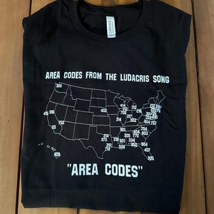 Shirt met landcodes en kaart van Luda