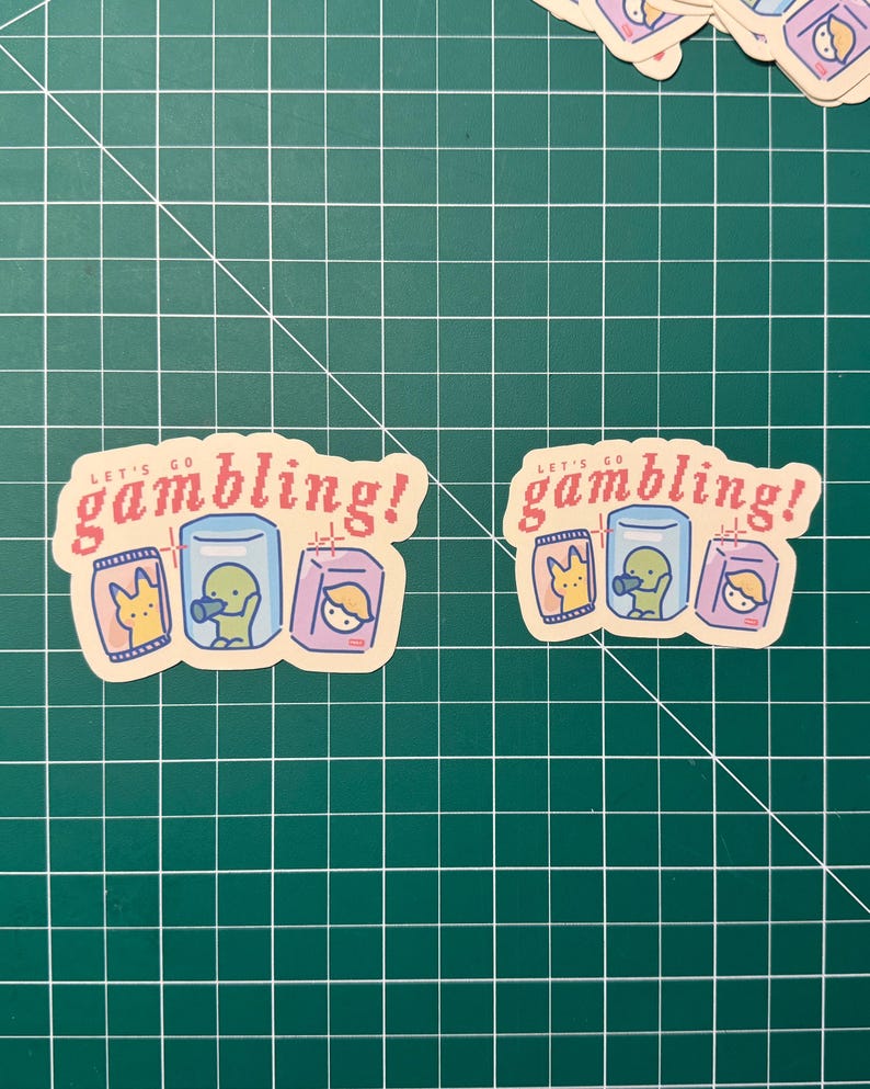 Puede incluir: Dos pegatinas con el texto "Let's go gambling!" en rojo y blanco. Cada pegatina presenta una ilustraci&oacute;n de dibujos animados de tres personajes que sostienen diferentes objetos, incluyendo una bolsa de fichas, una bebida y una caja de dulces.