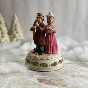 Enesco Ceramic Christmas Caroles Music Box Figurine “O TANNENBAUM” Three Carolers  singing  playing instruments..