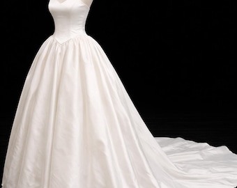 Vera Wang White 1990s Silk Satin Wedding Dress | Basque Waist, Ballgown, Strapless