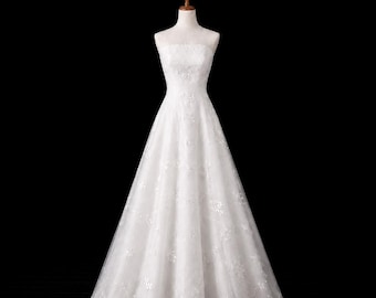 Vestido de novia vintage de los años 2000 / Sin tirantes, superposición con bordados florales, corte en A impecable.