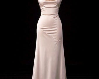 Abito sottoveste da sposa con scollo a cascata e schiena scoperta, stile anni 2000.