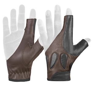 Peut inclure: Une paire de gants sans doigts en cuir marron avec des accents noirs. Les gants ont un design cousu au poignet et une paume rembourrée.