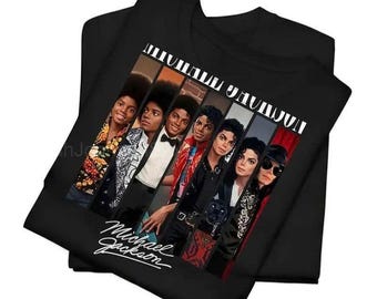 Peut inclure: Un t-shirt noir à manches courtes avec une impression graphique de Michael Jackson dans différentes tenues et époques. Le motif comprend le texte Michael Jackson en haut et une signature en bas, disposés en panneaux verticaux sur le devant.