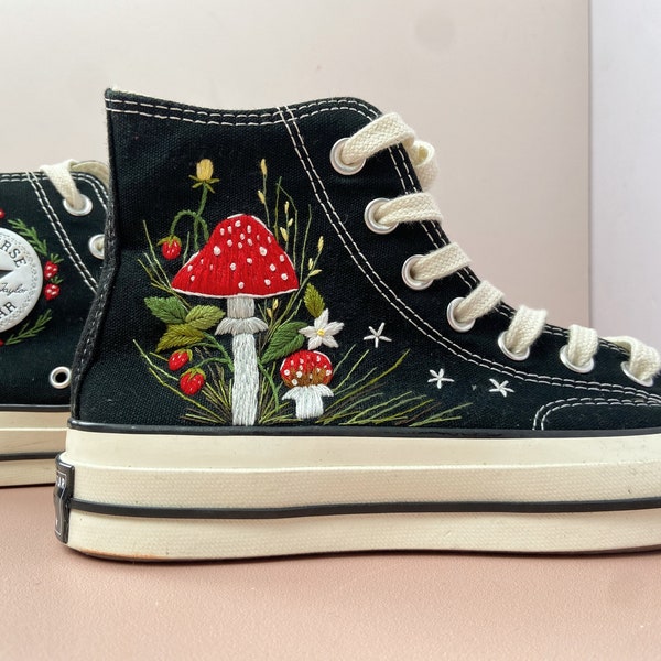 Aangepaste Converse Chuck Taylor geborduurd/paddestoel en bloem geborduurd Converse/Halloween Vibes geborduurde sneakers