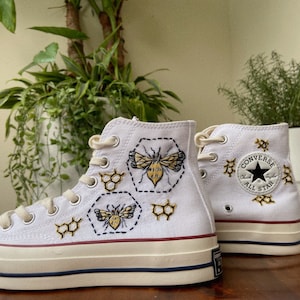 Bee Embroidery Converse, Hand Embroidery Bee Shoes, Bee Unique Gifts, Floral Chuck Taylor 1970s, Vintage Embroidery Shoes