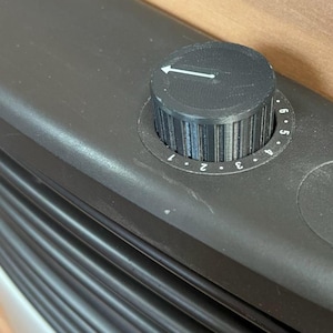 Könnte beinhalten: Rustikales Holzschild mit dem Text "Welcome to our home" in handschriftlichem Stil. Das Schild hat eine Used-Optik und ein schlichtes, einladendes Design, perfekt für eine Veranda oder einen Eingangsbereich.