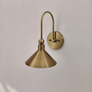 Handgefertigte elegante Messing-Wandleuchte, Mid-Century Messing-Wandleuchten im italienischen Stil