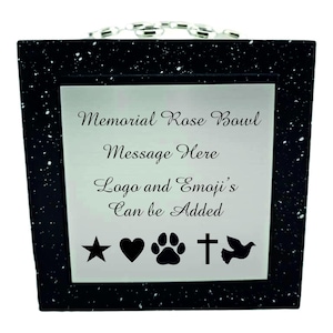 Pode incluir: Tigela de rosas comemorativa preta com uma placa prateada que diz "Memorial Rose Bowl, Message Here, Logo and Emoji's Can be Added". A placa tem uma estrela, um coração, uma pegada, uma cruz e uma pomba.