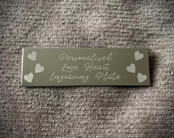 Aluminium plaat met gegraveerd liefdeshart: goud, zilver, brons, blauw, zwart, wit: 50 mm x 15 mm