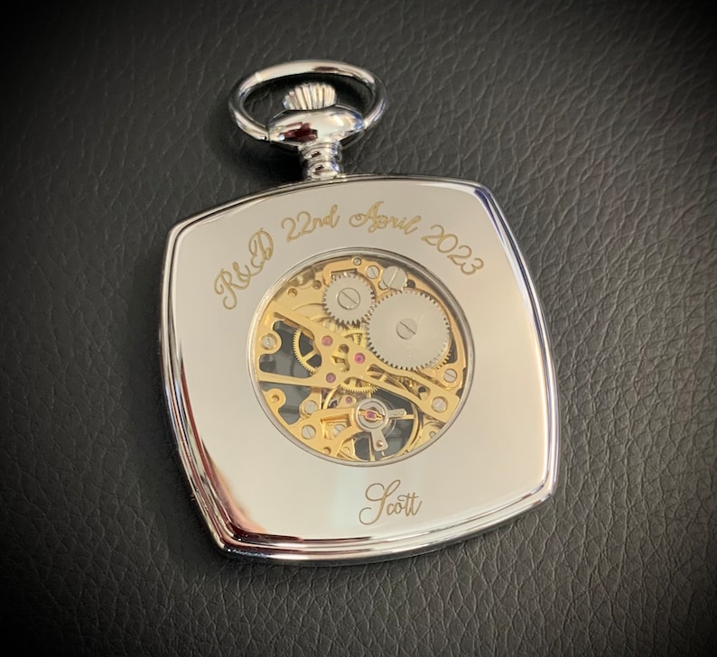 Pu&ograve; includere: Orologio da tasca in argento con un retro trasparente che rivela il meccanismo interno dell'orologio. L'orologio &egrave; inciso con il testo "R&D 22nd April 2023 Scott".