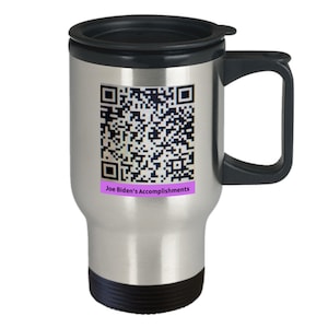 Op de afbeelding: Een zilveren reistumbler met een zwart deksel en handvat. De tumbler heeft een zwart-witte QR-code met de tekst "Joe Biden's Accomplishments" gedrukt in een paarse banner eronder.