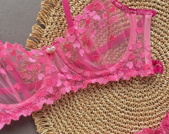 Besticktes Dessous-Set, Rosa Dessous-Set, Netz-BH, bestickte Dessous, süße Dessous, floraler Bügel-BH, Herz-Dessous.