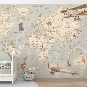Peut inclure: Une murale de chambre d'enfant représentant une carte du monde avec des illustrations fantaisistes d'animaux, d'avions et de ballons. La palette de couleurs comprend des tons beige, vert et pastel. Un berceau blanc et un panier à jouets sont au premier plan.