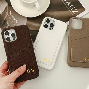 Gepersonaliseerde veganistisch lederen iPhone-hoesje, aangepaste monogram initiële iPhone 15,14,13,12,11,plus,pro,pro max case, kiezel lederen telefoonhoes geschenken