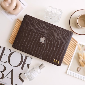 Étui rigide en cuir imprimé crocodile marron foncé pour MacBook Air 2022 A2681, MacBook Pro A2338 13, 14, 15, 16 pouces, ordinateur portable M2 2023 14 16 A2779 A2780