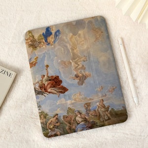 Puede incluir: Una funda para iPad de estilo vintage con una pintura colorida de una escena de la mitología griega. La funda tiene un fondo blanco con una pintura azul, roja y dorada de figuras en el cielo.