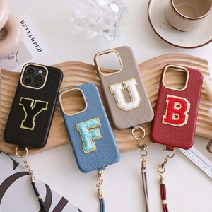 Pebble leren telefoonhoesje met bandje, gepersonaliseerde pluche initialen iPhone 16 iPhone 15, 14, 13, 12, 11, Plus, Pro, Pro Max telefoonhoesjes, cadeaus