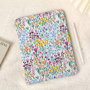 The Sea of Blue Flowers iPad Case with Pencil Holder，iPad Air 5 Case Air 3 4 Case，iPad Pro 12.9, Pro 11, 10.9, 10.5, 10.2, iPad 2022/2021