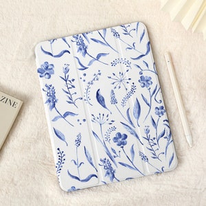 Sketching Blue Flowers iPad Case with Pencil Holder，iPad Air 5 Case Air 3 4 Case，iPad Pro 12.9, Pro 11, 10.9, 10.5, 10.2, iPad 2022/2021