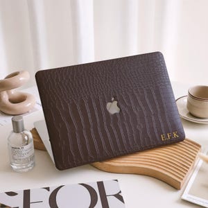 Donkerbruine leren hoes met krokodillenprint voor MacBook 2022 Air A2681 MacBook Pro A2338 13, 14, 15 en 16 inch laptop M2 2023 14, 16 A2779 A2780