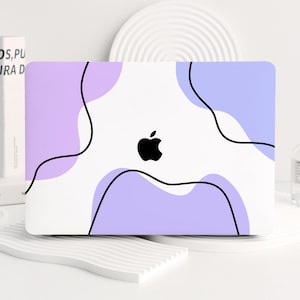 Puede incluir: Una funda para portátil blanca con un diseño abstracto morado y azul. La funda tiene un logotipo de Apple negro en el centro.