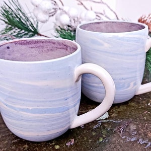Ein Paar himmelblaue Achatbecher