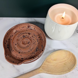 Handgefertigte Steinzeug Löffelablage in Peppered Plum - Gebrauchskeramik für Ihr Zuhause.