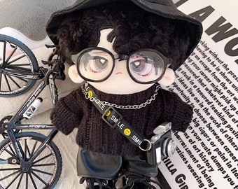 Muñeco de peluche Cool Mocha de 20 cm con sombrero negro, suéter negro y pantalones de cuero negro, lindo muñeco de algodón de estilo coreano, muñeco de peluche