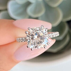 Anel de noivado curvo com halo oculto, cultivado em laboratório e lapidação almofada de 2,00 ct, com 8 pontas, anel de diamante CVD, aliança de casamento em ouro branco 14k