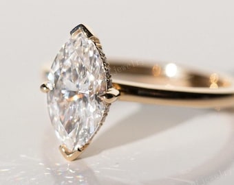Op de afbeelding: Een gouden verlovingsring met een marquise-vormige diamant.