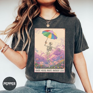 Comfortkleuren Schaduw Never Made Anybody Less Gay Shirt, skelet tarotkaartshirt, LGBT-shirt, Pride Month-shirt, Gay Pride-shirt, regenboog