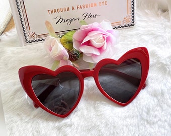 LUNETTES SOLEIL COEURS, femme vintage, mode fashion, enterrement vie jeune fille, solaire, cadeau anniversaire, séance photo, noir rouge été