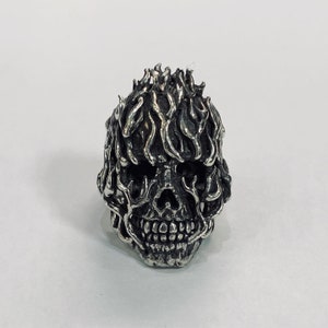 Anel de prata com caveira flamejante | Anel gótico de motociclista para homens | Joias punk com caveira de fogo | Anel com estampa de metal pesado | Ideia de presente para roqueiros