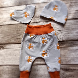 Set Baby mit Fuchs auf grau Baggy Pants Hose, Halstuch und Mütze Junge Mädchen Bild 3