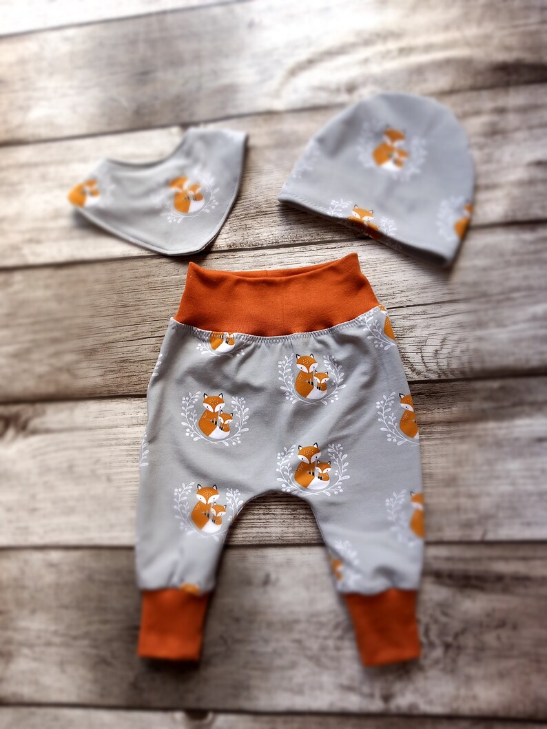 Set Baby mit Fuchs auf grau Baggy Pants Hose, Halstuch und Mütze Junge Mädchen Bild 3